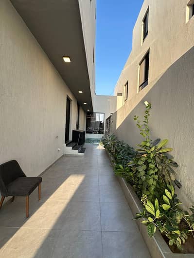8 Bedroom Villa for Sale in North Jeddah, Jeddah - Villa in Al-Shira'a neighborhood with western and eastern facades.