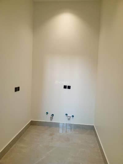 5 Bedroom Villa for Sale in East Riyadh, Riyadh - Villa with internal stairs and a large apartment in an excellent location