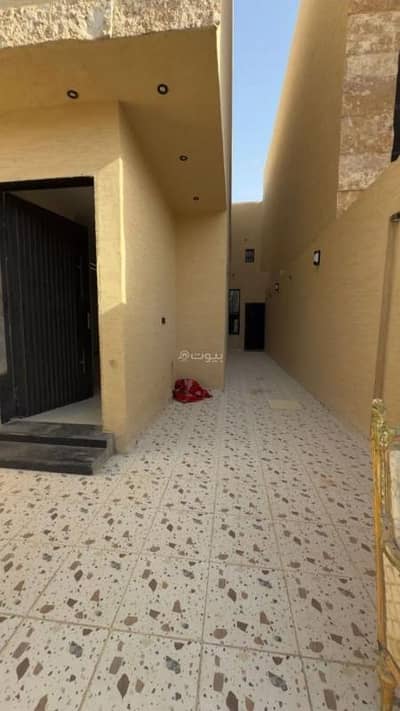 3 Bedroom Floor for Sale in West Riyadh, Riyadh - House for sale on Ahmed bin Migheith Al-Sudafi Street, Tuwaiq neighborhood, Riyadh city, Riyadh region.