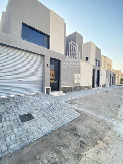 دور 4 غرف نوم للبيع في شرق الرياض، الرياض - للبيع | دور علوي بتصميم مودرن فاخر وموقع مميز في حي الروابي