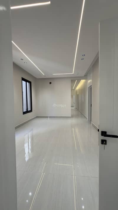 9 Bedroom Villa for Sale in East Riyadh, Riyadh - Luxury villa in Al Janadriyah