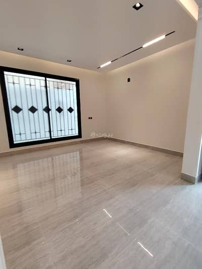 5 Bedroom Floor for Sale in East Riyadh, Riyadh - Luxurious upper townhouse for sale for those seeking distinction and elegance in Al Remal neighborhood.