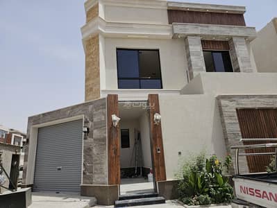 5 Bedroom Villa for Sale in East Riyadh, Riyadh - Corner villa with an internal staircase and an apartment for those seeking distinguished living in Al-Rimal neighborhood.