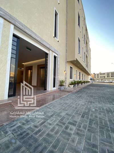 فلیٹ 4 غرف نوم للبيع في شرق الرياض، الرياض - فرصة استثمارية نادرة شقة أرضية فاخرة بمدخل خاص في موقع استراتيجي