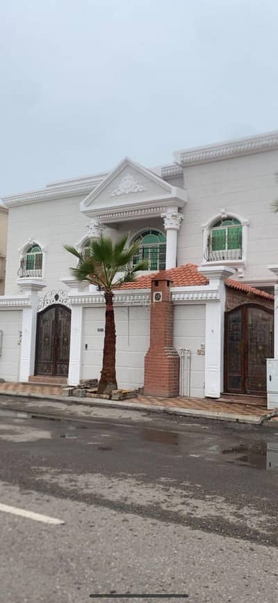 5 Bedroom Villa for Sale in Al Khuzama, Al Khobar - Villa for sale and three apartments behind it