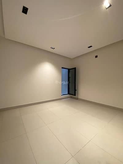 3 Bedroom Floor for Sale in East Riyadh, Riyadh - Residential apartment consisting of 3 bedrooms for sale in Al Khaleej