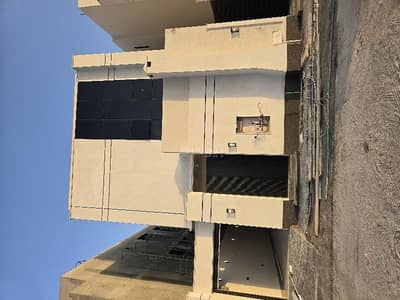 6 Bedroom Villa for Sale in East Riyadh, Riyadh - For sale in Al Rimal neighborhood, a villa with internal stairs and an apartment facing north on a 18m street.