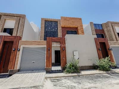 4 Bedroom Floor for Sale in East Riyadh, Riyadh - Townhouse in Hay Al-Rimal enjoys an excellent location near all services and main roads.