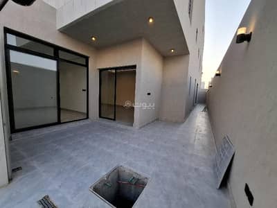 4 Bedroom Floor for Sale in East Riyadh, Riyadh - A residential apartment consisting of 4 bedrooms for sale in Al-Qadsiyyah.