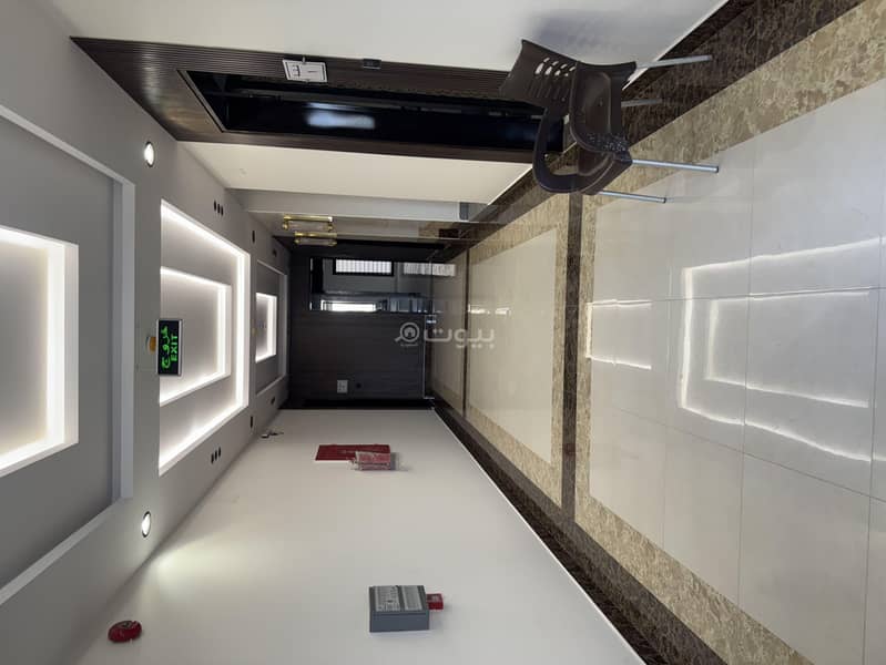 Apartment for sale on the first floor, 4 rooms and a hall, luxury finish.