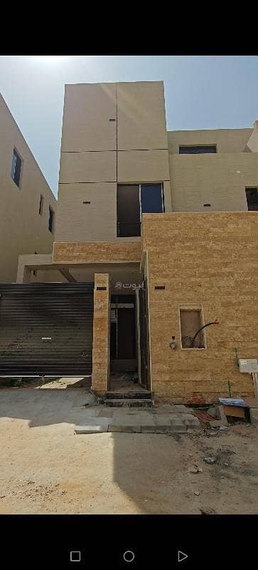 دور 4 غرف نوم للبيع في شرق الرياض، الرياض - دور تاون هاوس ارضى