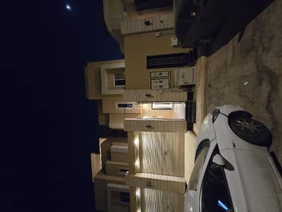 5 Bedroom Floor for Rent in North Riyadh, Riyadh - For rent: an upper floor with a shared entrance, consisting of three bedrooms, a lounge, a dining area, a living room, and a kitchen with installed air conditioners. The price is 65,000.