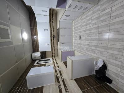 فلیٹ 4 غرف نوم للايجار في شمال الرياض، الرياض - For rent, an apartment in Al-Wadi neighborhood consisting of three bedrooms, a sitting room, a living room, three bathrooms, a kitchen, and installed