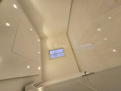 دور 4 غرف نوم للايجار في شمال الرياض، الرياض - For rent: an upper floor with a shared entrance consisting of three bedrooms, a sitting room, a dining room, a living room, a kitchen, and three bathrooms.