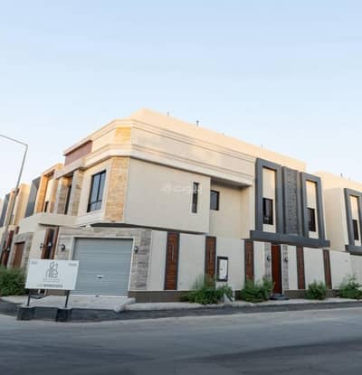 11 Bedroom Villa for Sale in East Riyadh, Riyadh - Villa in the Al-Munsiyah neighborhood with an internal staircase, corner with apartment.