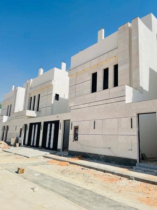 Villa with internal stairs for sale, good area, prime location in Al-Mu'izziliyah neighborhood.