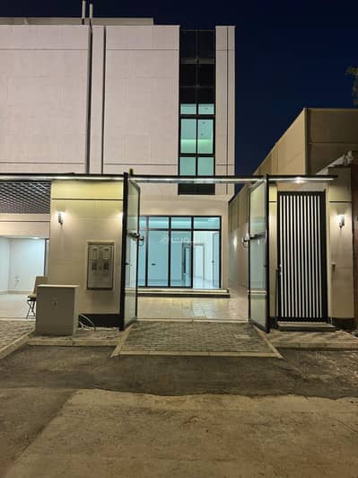 4 Bedroom Villa for Sale in East Riyadh, Riyadh - For sale, a three-story town house villa in the Al-Rimal neighborhood, a prime location.