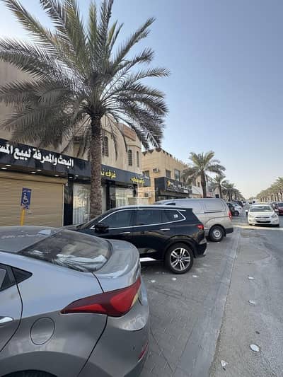 5 Bedroom Residential Building for Sale in North Riyadh, Riyadh - Residential commercial building for sale on Abu Bakr road