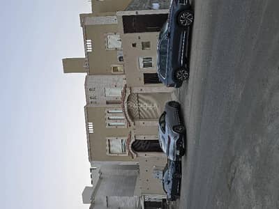 عمارة سكنية 10 غرف نوم للبيع في شمال جدة، جدة - فيلا ومن الخلف ثلاث شقق في جدة حي الشراع