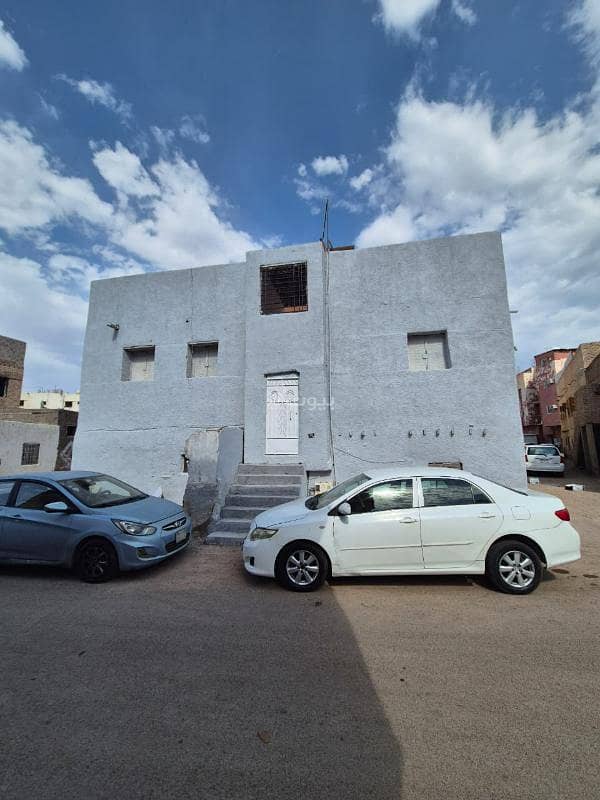 A house in Al-Asifrin near the Prophet's Mosque on 3 streets, fully renovated.