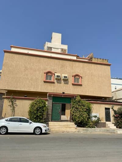 11 Bedroom Residential Building for Sale in South Jeddah, Jeddah - A distinctive residential building in Al-Khumra neighborhood