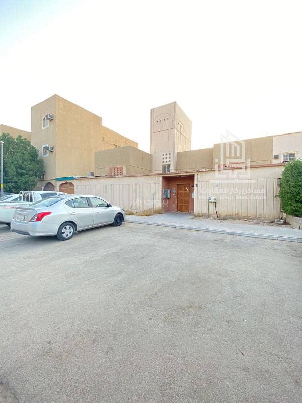 Spacious residential villa for sale in the Housing neighborhood – strategic location and complete facilities