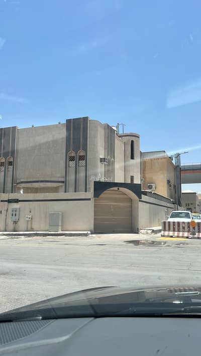 5 Bedroom Villa for Sale in West Riyadh, Riyadh - Villa with an area of 400 m in Al Tuwaiq neighborhood on two streets, with a floor and two apartments.