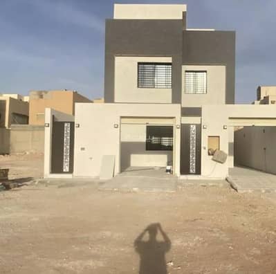 دور 4 غرف نوم للبيع في غرب الرياض، الرياض - عقار للبيع