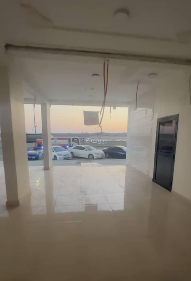 مبنى معرض للإيجار في الثuqbah، الخبر