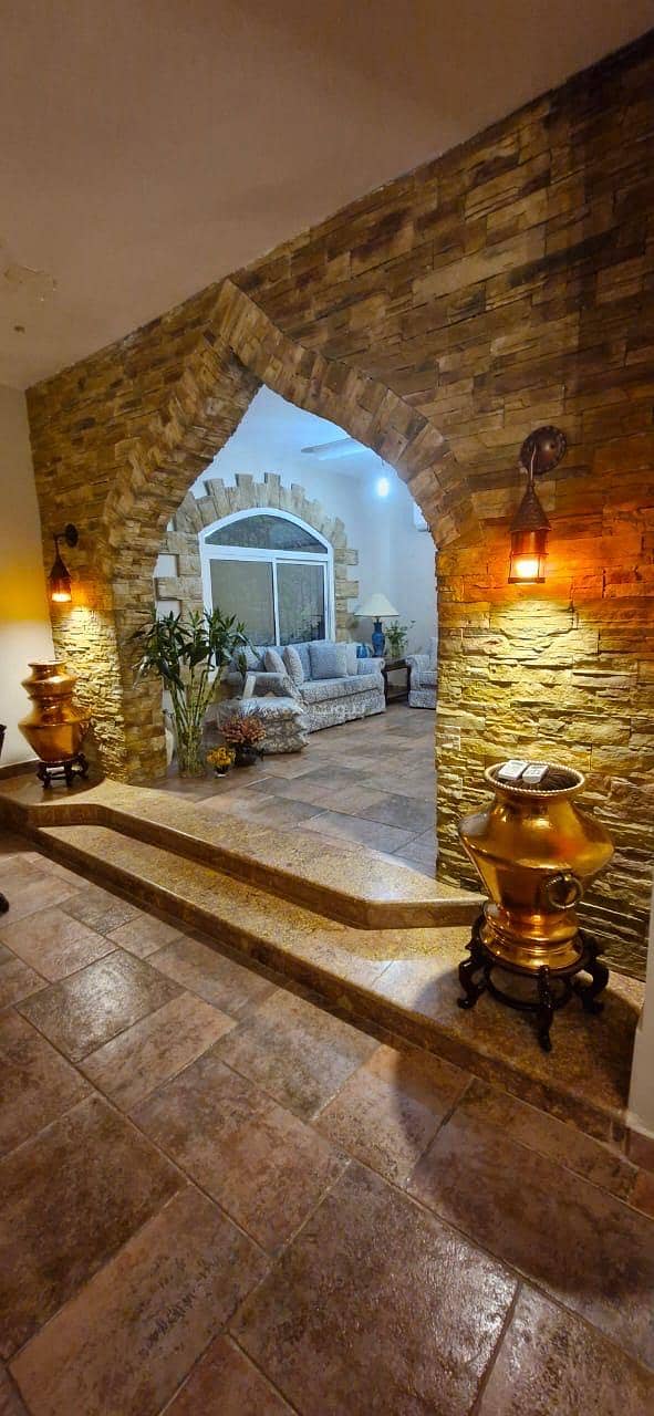 فيلا للبيع في حي المرجان عمرها ٢٣ سنة بحالة جيدة للسكن