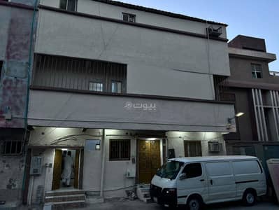 Residential Building for Sale in West Riyadh, Riyadh - An exceptional investment building in Umm Al-Hamam