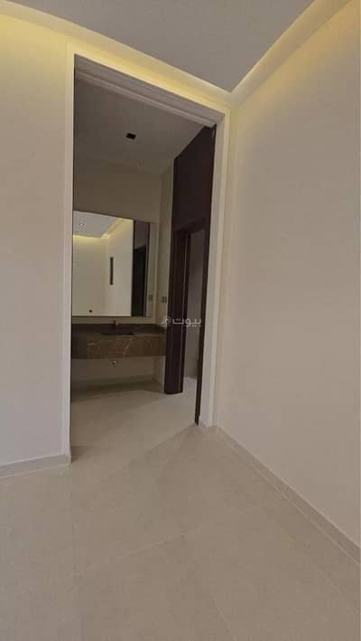 دور 4 غرف نوم للبيع في جنوب الرياض، الرياض - دور للبيع في شارع طريق فتح مكة, حي عكاظ, مدينة الرياض, منطقة الرياض