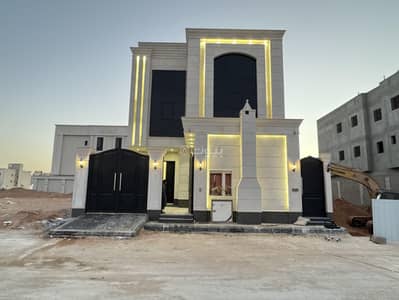 5 Bedroom Villa for Sale in East Riyadh, Riyadh - For sale: a villa with an internal staircase and three apartments in Al-Nahda neighborhood, excellent location near all services.