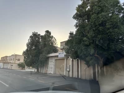 فیلا 7 غرف نوم للبيع في جنوب الرياض، الرياض - عباره غن فيلا قديمه في شارع الحياله شارعها٣٠ حي الشفاء للاستثمار او الهدم موقعها مناسب لاقامه عليها عماره تجاريه وبالقرب من شارع الستين ابن تيميه حي الشفاء وبجانبها كذلك فيلا بنفس المساحه للبيع اذا لك رغبه بالمساحه الاكبر
