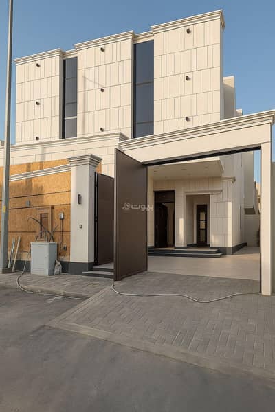 6 Bedroom Villa for Sale in East Riyadh, Riyadh - 5-bedroom villa for sale in Al Janadriyah