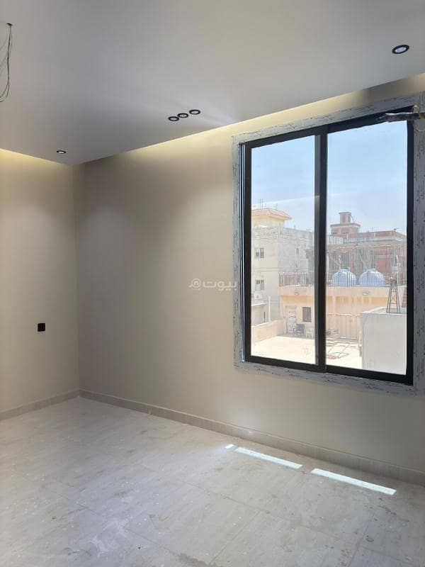 For sale: an apartment with 4 rooms, 3 bathrooms, a kitchen, and a large front living room with two entrances.