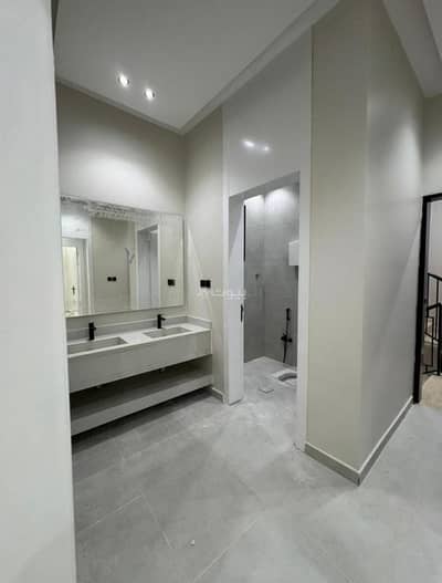 3 Bedroom Floor for Sale in East Riyadh, Riyadh - Residential apartment consisting of 3 bedrooms for sale in Al-Mu'azzilah