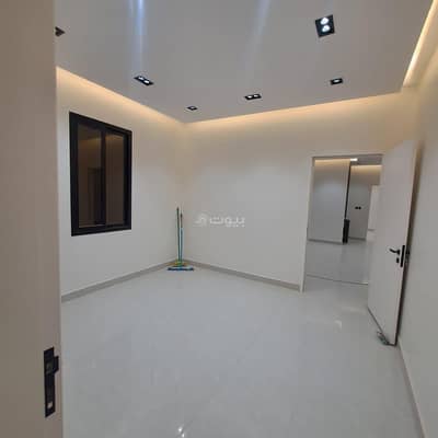 دور 4 غرف نوم للبيع في شرق الرياض، الرياض - دور علوي