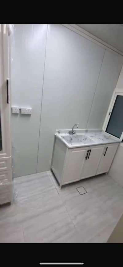 1 Bedroom Flat for Rent in East Riyadh, Riyadh - Elegant Studio near Faqih Hospital – Prime Location with Private Roof