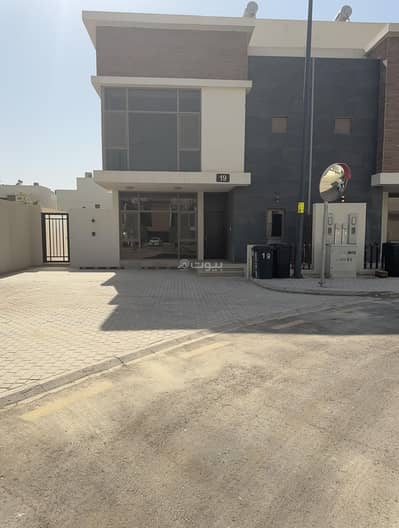 فیلا 3 غرف نوم للايجار في شرق الرياض، الرياض - ڤيلا فاخرة للايجار في مجمع سكني مغلق