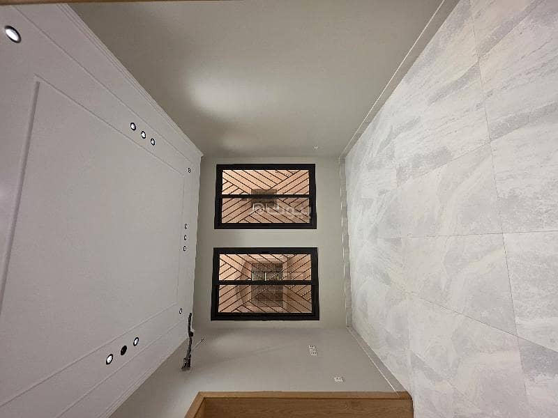5 rooms and a maid's room in Al Safa neighborhood, accepts bank financing and cash.