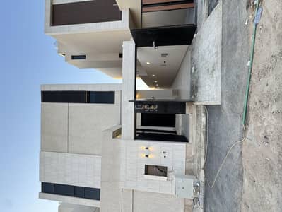 5 Bedroom Villa for Sale in East Riyadh, Riyadh - For sale: a villa with internal stairs and an apartment in an excellent location in the Al-Mu'ayzaliyah neighborhood, close to all services.