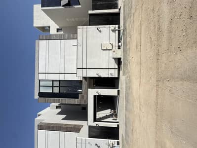 4 Bedroom Villa for Sale in East Riyadh, Riyadh - For sale, a villa with an internal staircase and an apartment, modern design, excellent location near Khurais Road and the Southern Ring Road.