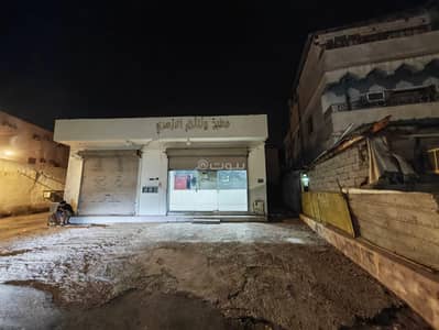 Showroom for Rent in Bir Uthman, Madina - Commercial Showroom for Rent – Al Azahri District, Madinah