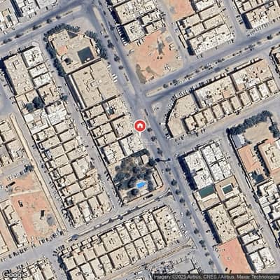 2 Bedroom Flat for Rent in East Riyadh, Riyadh - Two-bedroom apartment with a comfortable and quiet lounge and outdoor seating.
