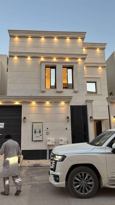 4 Bedroom Apartment for Sale in East Riyadh, Riyadh - Townhouse