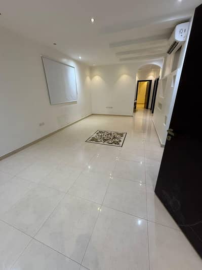 دور 4 غرف نوم للايجار في شمال الرياض، الرياض - طابق للإيجار في المروج، الرياض