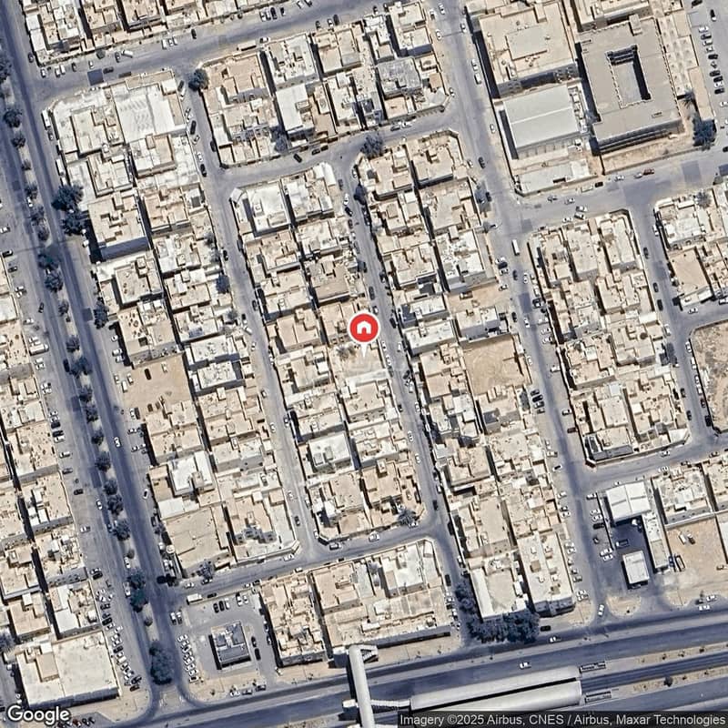 For sale, a yard with three rooms, two bathrooms, and shaded parking.