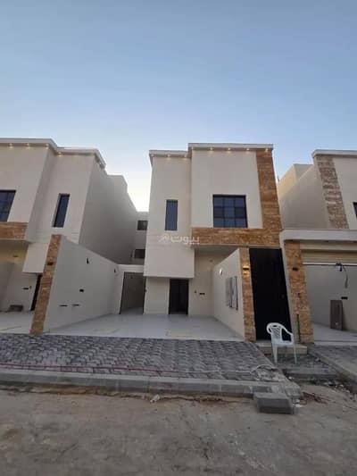 دور 4 غرف نوم للبيع في جنوب الرياض، الرياض - دور للبيع في شارع حسن الفخري, حي عكاظ, مدينة الرياض, منطقة الرياض