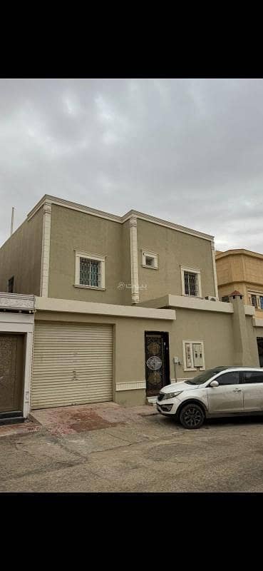 9 Bedroom Villa for Sale in East Riyadh, Riyadh - Villa with one floor and 3 apartments for sale